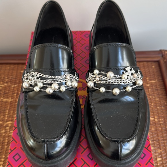 Tory Burch Black embellished lug leather loafer, size 6 - Picture 2 of 7